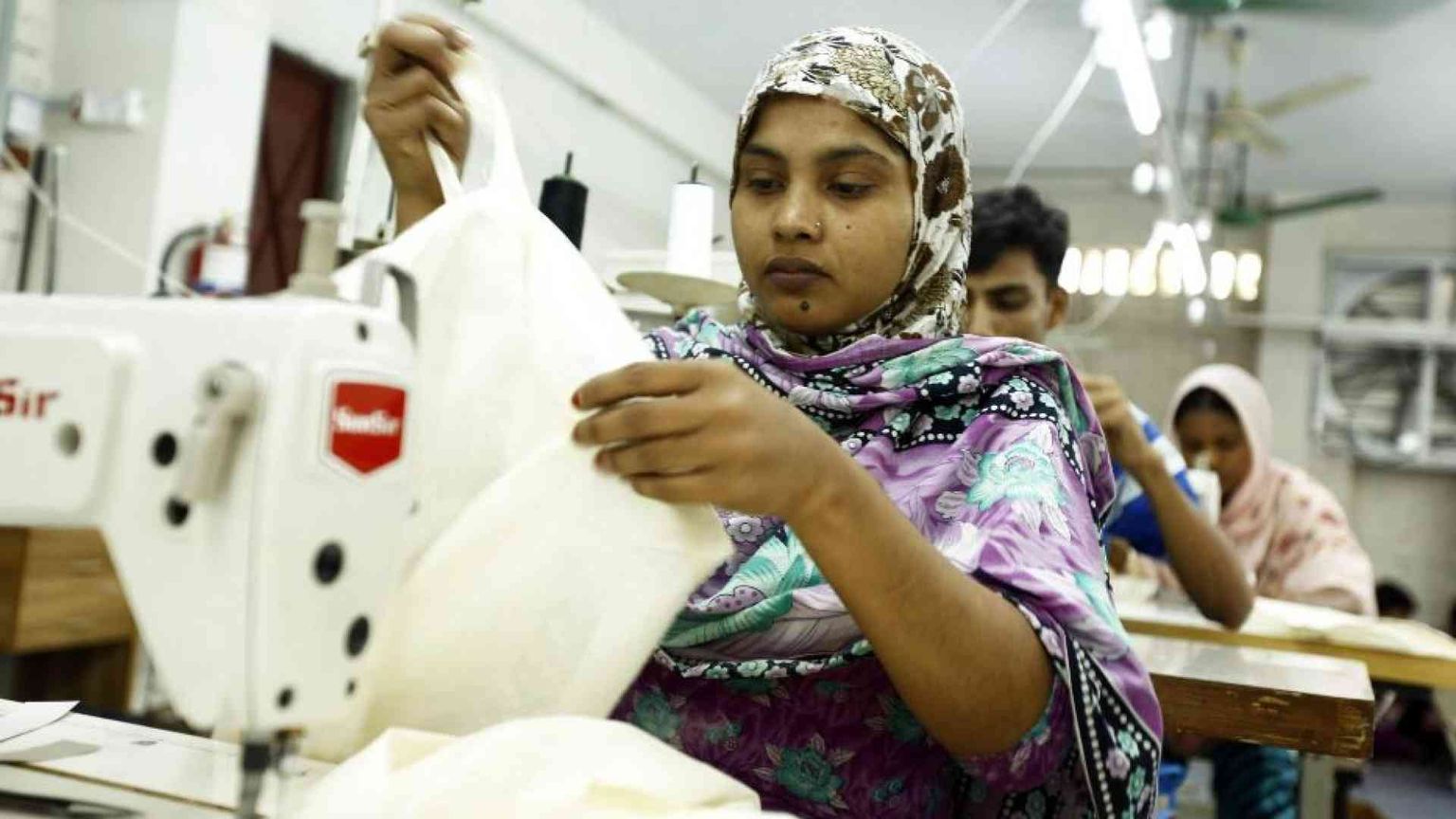 Nel settore tessile del Bangladesh migliorano le condizioni di lavoro