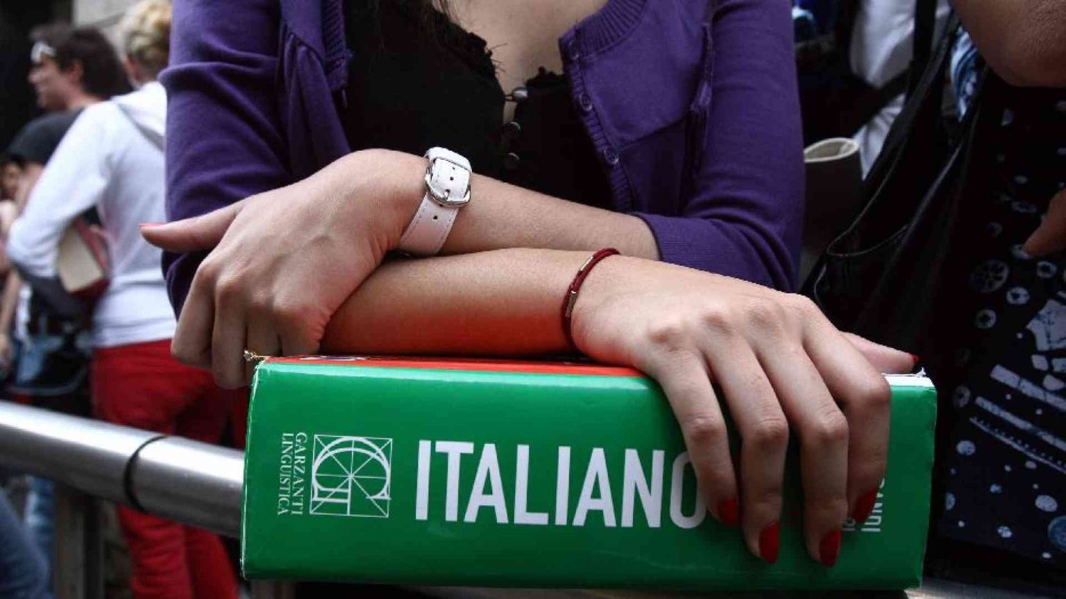 Multe e proibizioni, il sovranismo linguistico di Fdi