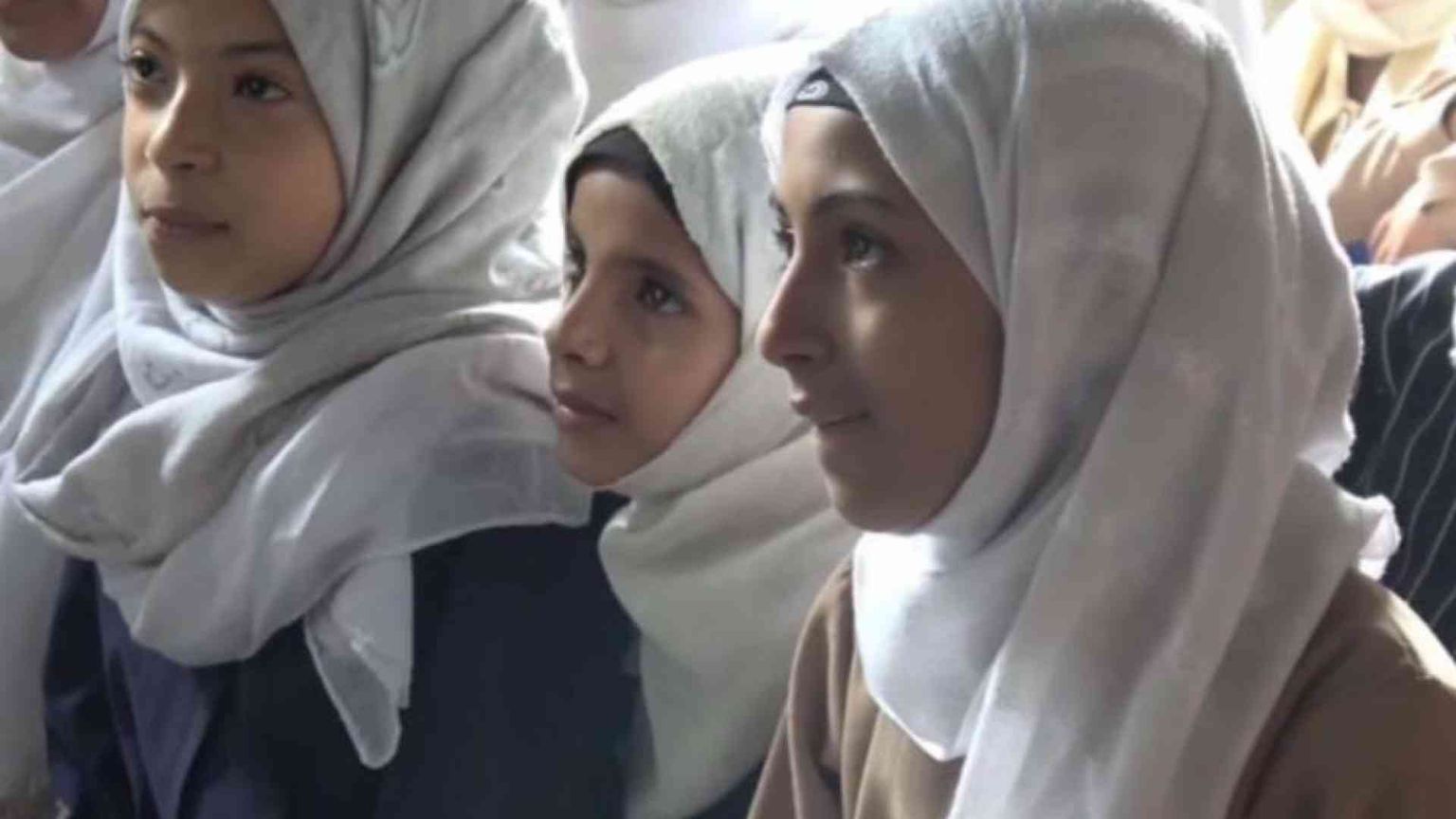 I bambini dello Yemen in guerra trovano la pace andando a scuola