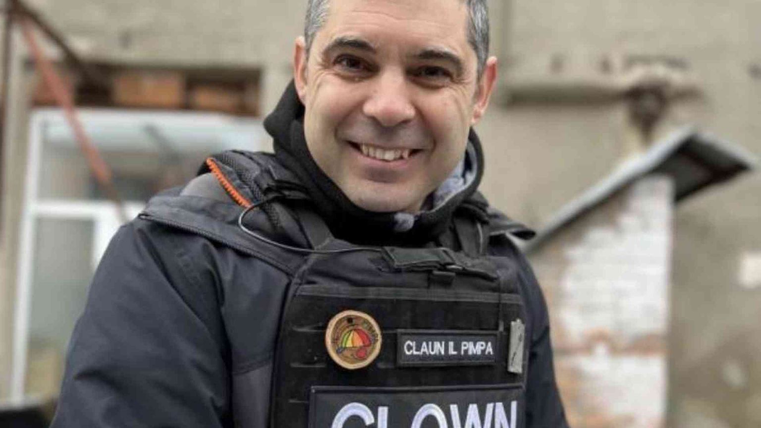 Il «claun» italiano che sa restituire il sorriso ai bimbi feriti dalla guerra