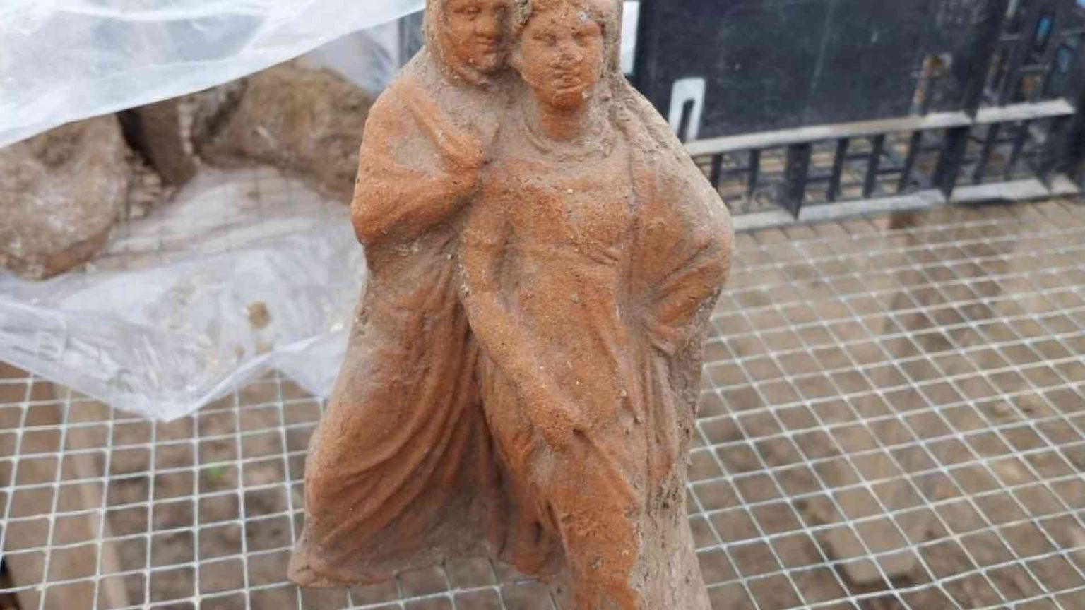 A Paestum nuove scoperte nel tempietto. Le immagini