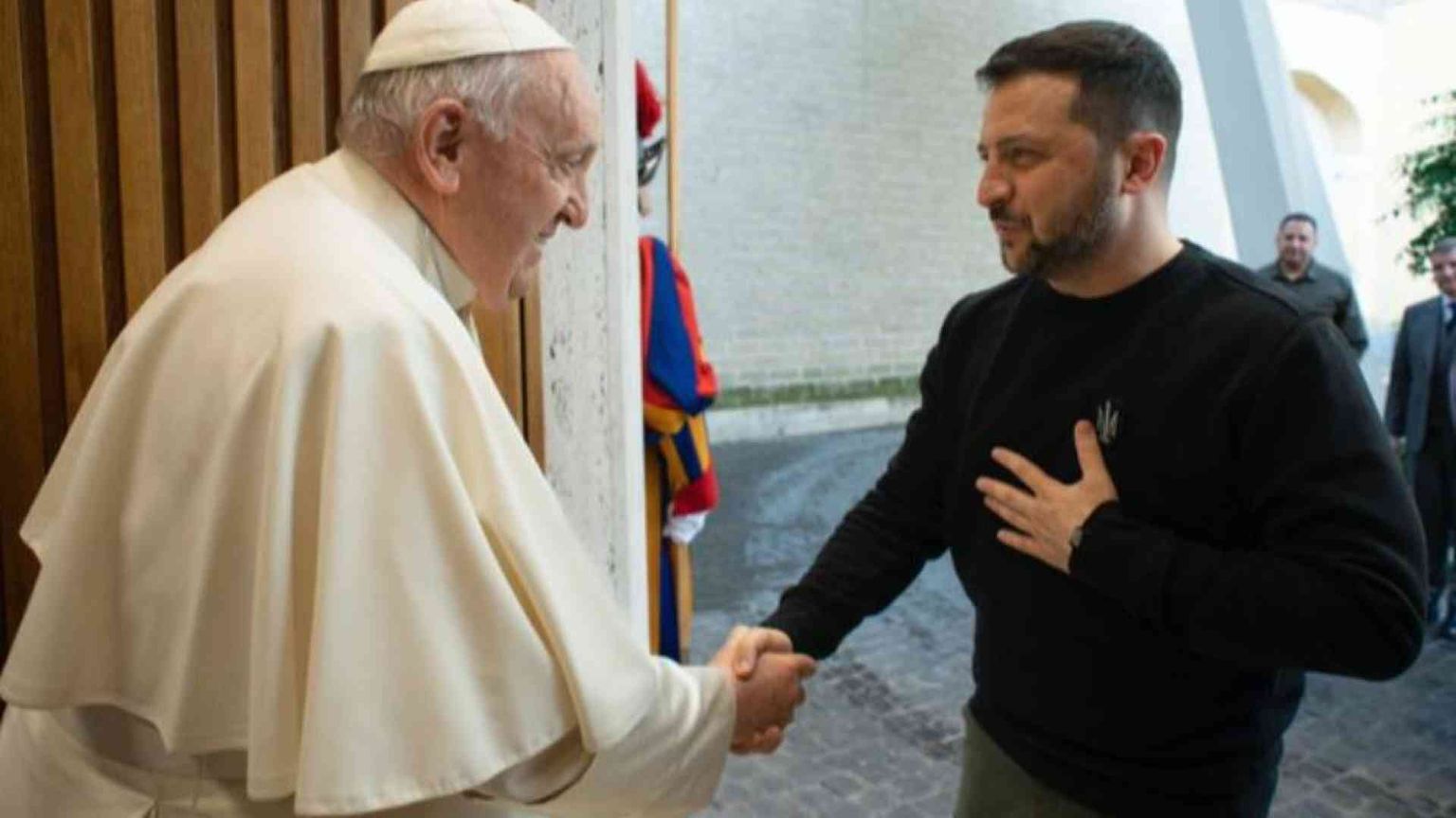 Papa Francesco assicura a Zelensky la sua «preghiera costante per la pace»