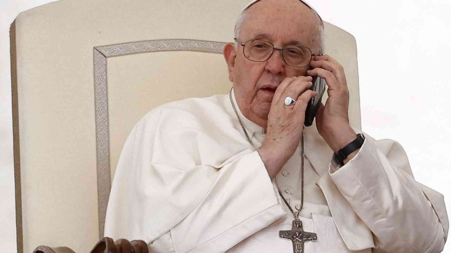 Papa Francesco al cellulare durante l'udienza in piazza San Pietro