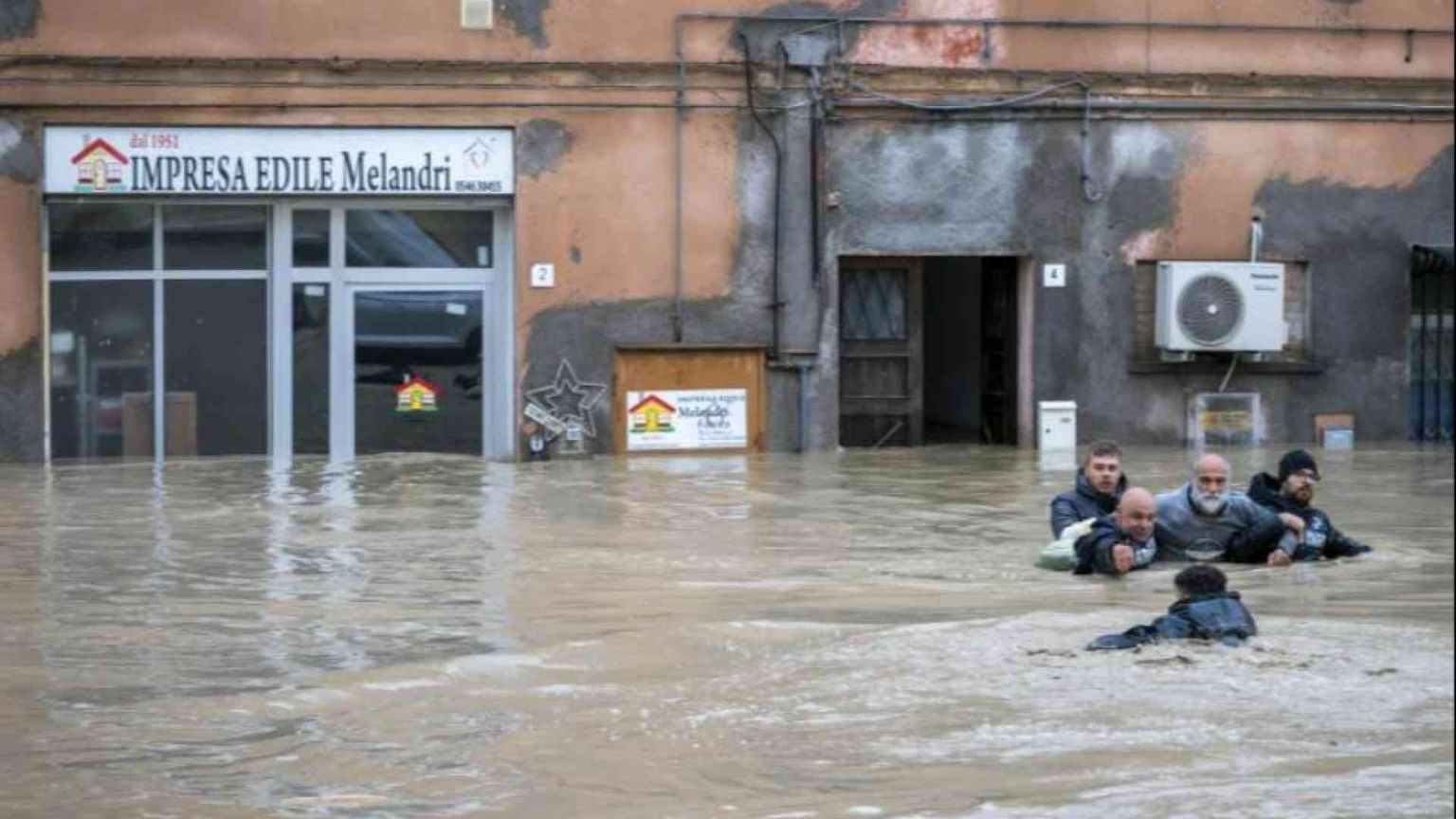Bomba d'acqua dopo la siccità. Ecco i conti con il clima