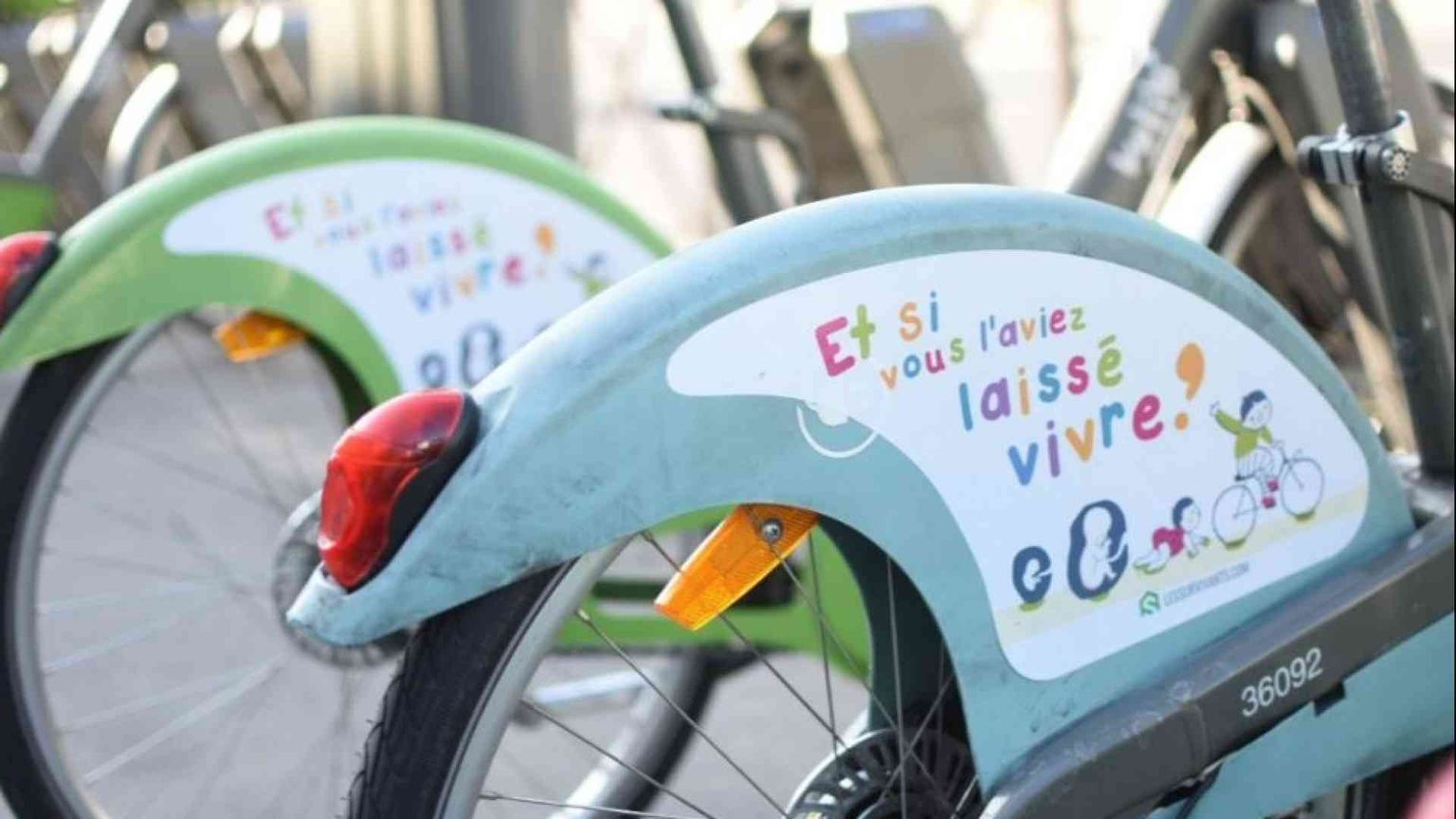 Scuotono Parigi gli adesivi anti-aborto sulle bici pubbliche