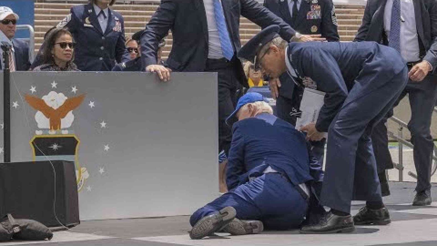 Usa, Biden cade durante la cerimonia dell'aeronautica: sta bene