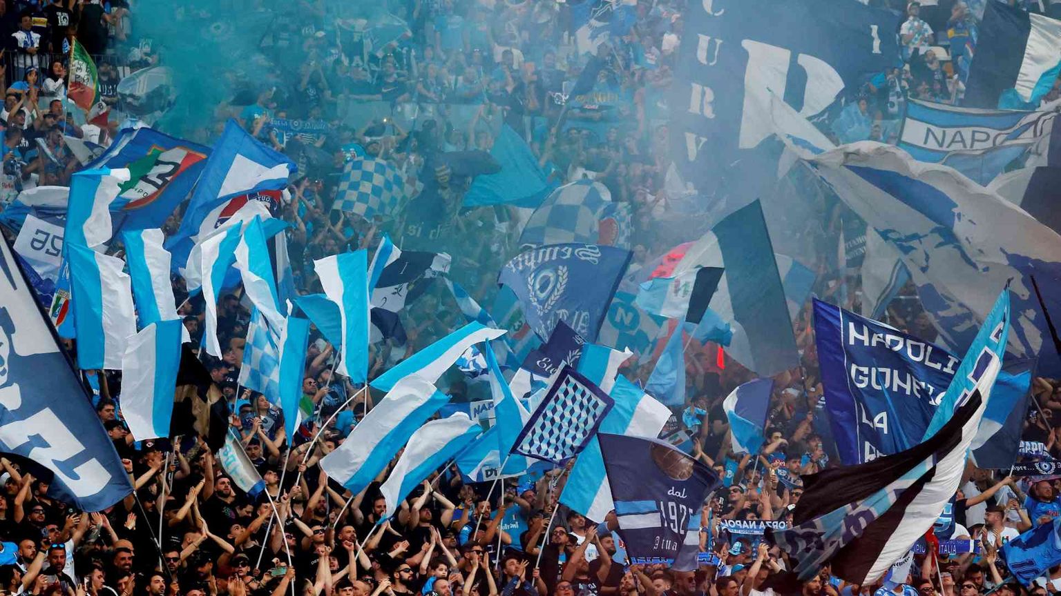 Napoli la festa (scudetto) infinita e in salsa trash