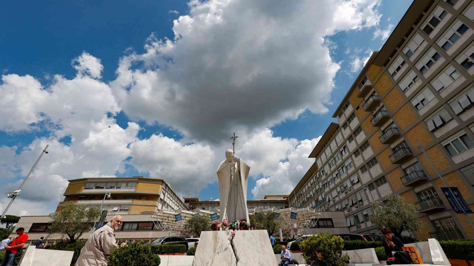Papa Francesco, intervento di tre ore. «Poi ha scherzato»