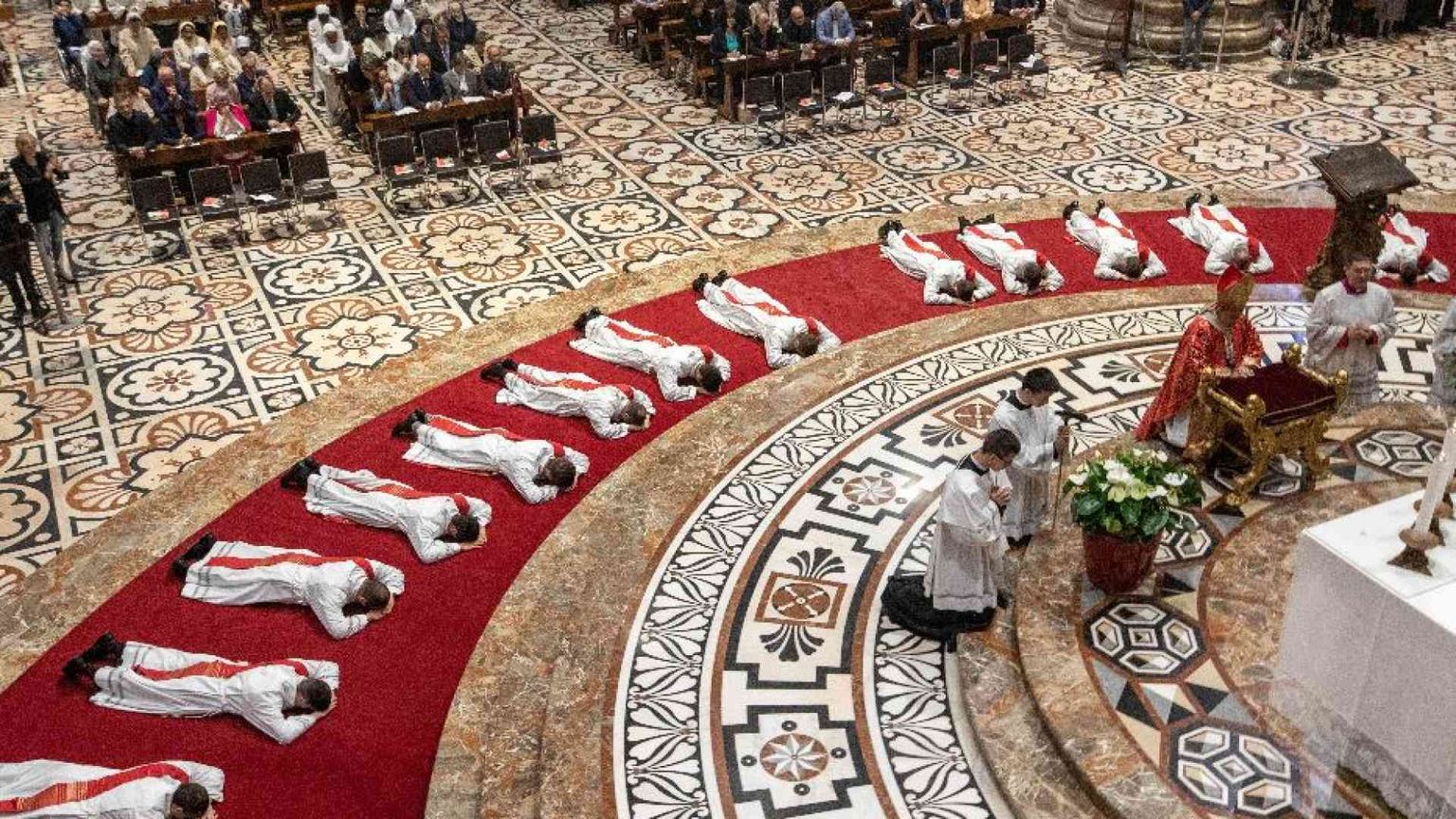 Delpini ordina 15 nuovi preti. «Pochi? Conta essere con Gesù»