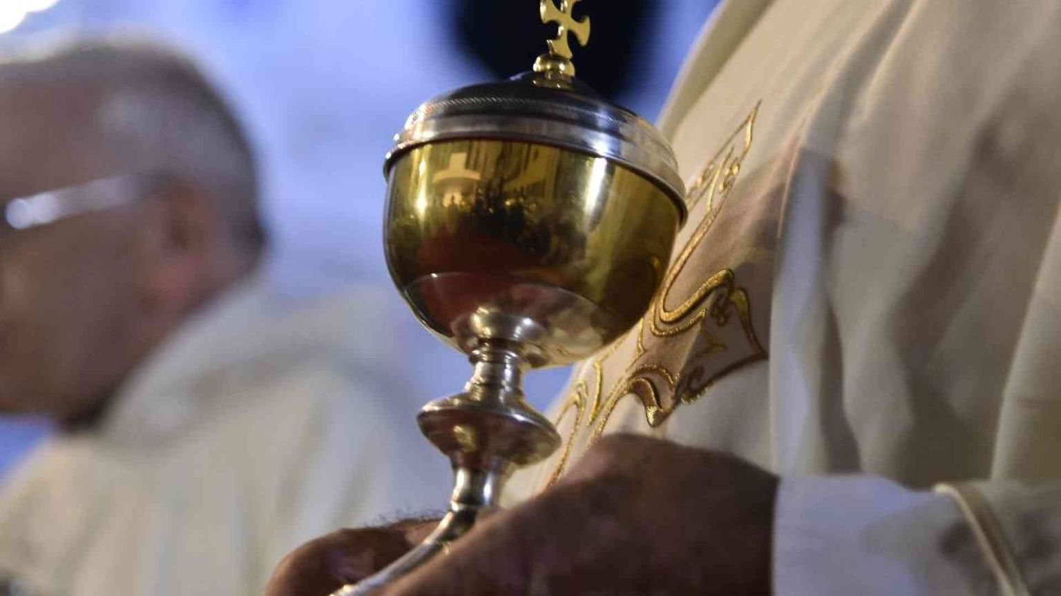 Rubarono le ostie. Il vescovo di Ragusa vuole incontrare i ladri sacrileghi