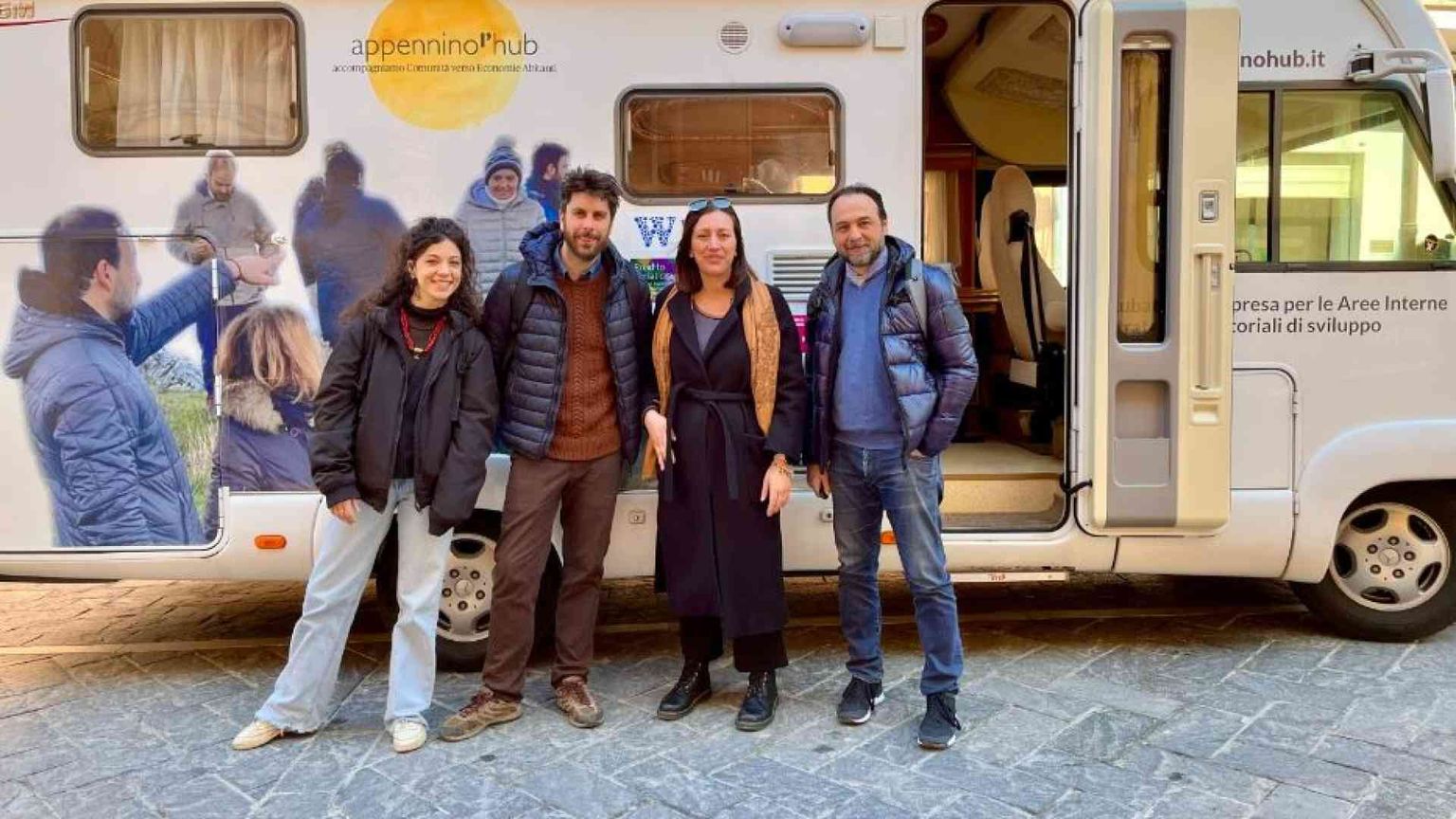 Un van carico di imprese sociali: negli Appennini l'incubatore è mobile