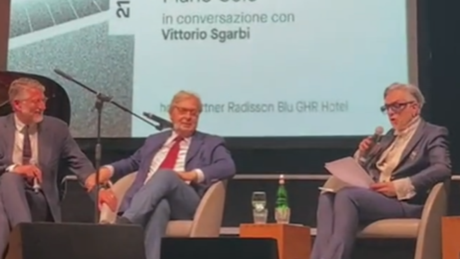 Sgarbi, pieno di volgarità al Maxxi. Rivolta dei dipendenti