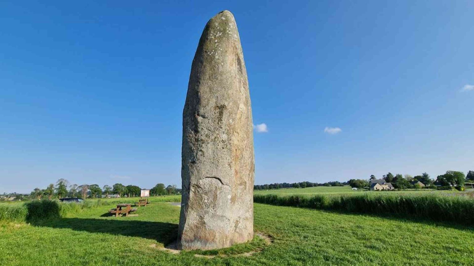 Il menhir e la cattedrale: in Bretagna il sasso incontra il sacro