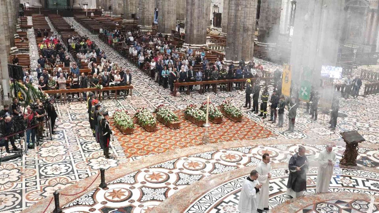 Nel Duomo semideserto i funerali dei sei anziani morti nel rogo della Rsa