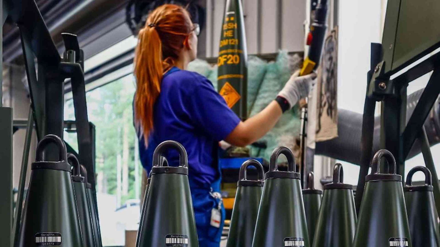 La fabbrica della guerra fatica a soddisfare la domanda di armi, ma s'impegna