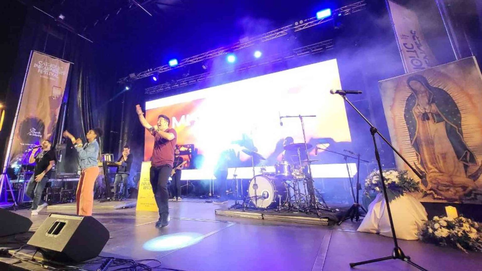 Il Papa dona un ramo di ulivo agli influencer cattolici