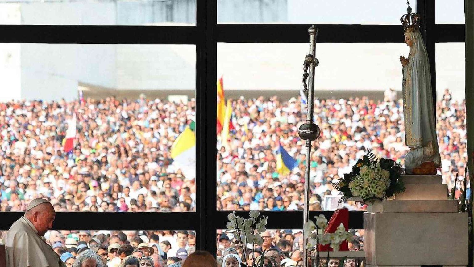 Il Papa a Fatima: preghiera silenziosa per la pace con dolore