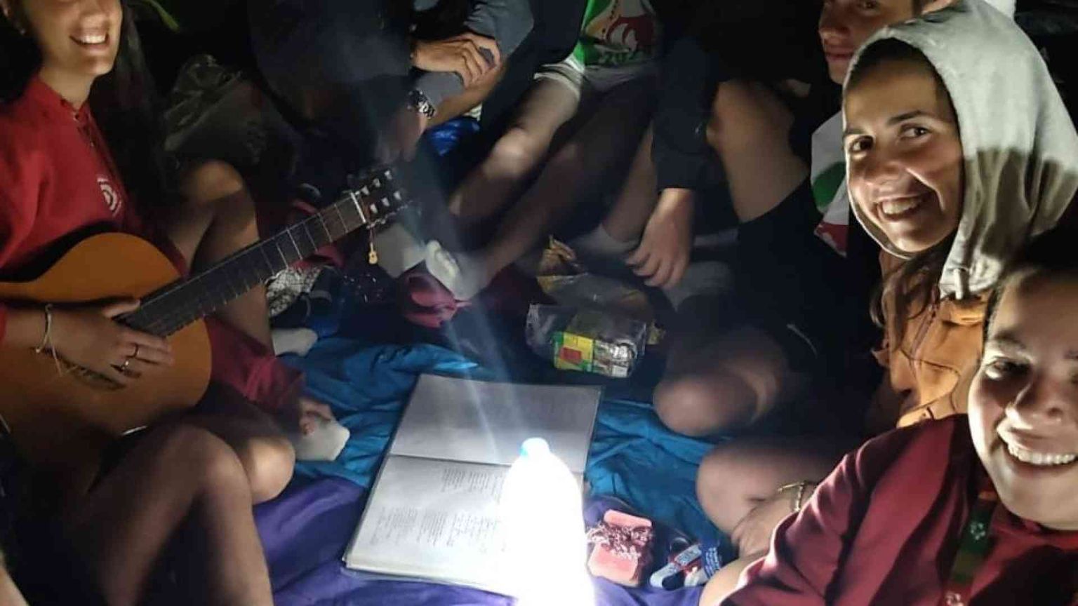 Chi dorme, chi canta, chi guarda il cielo: la notte della veglia alla Gmg