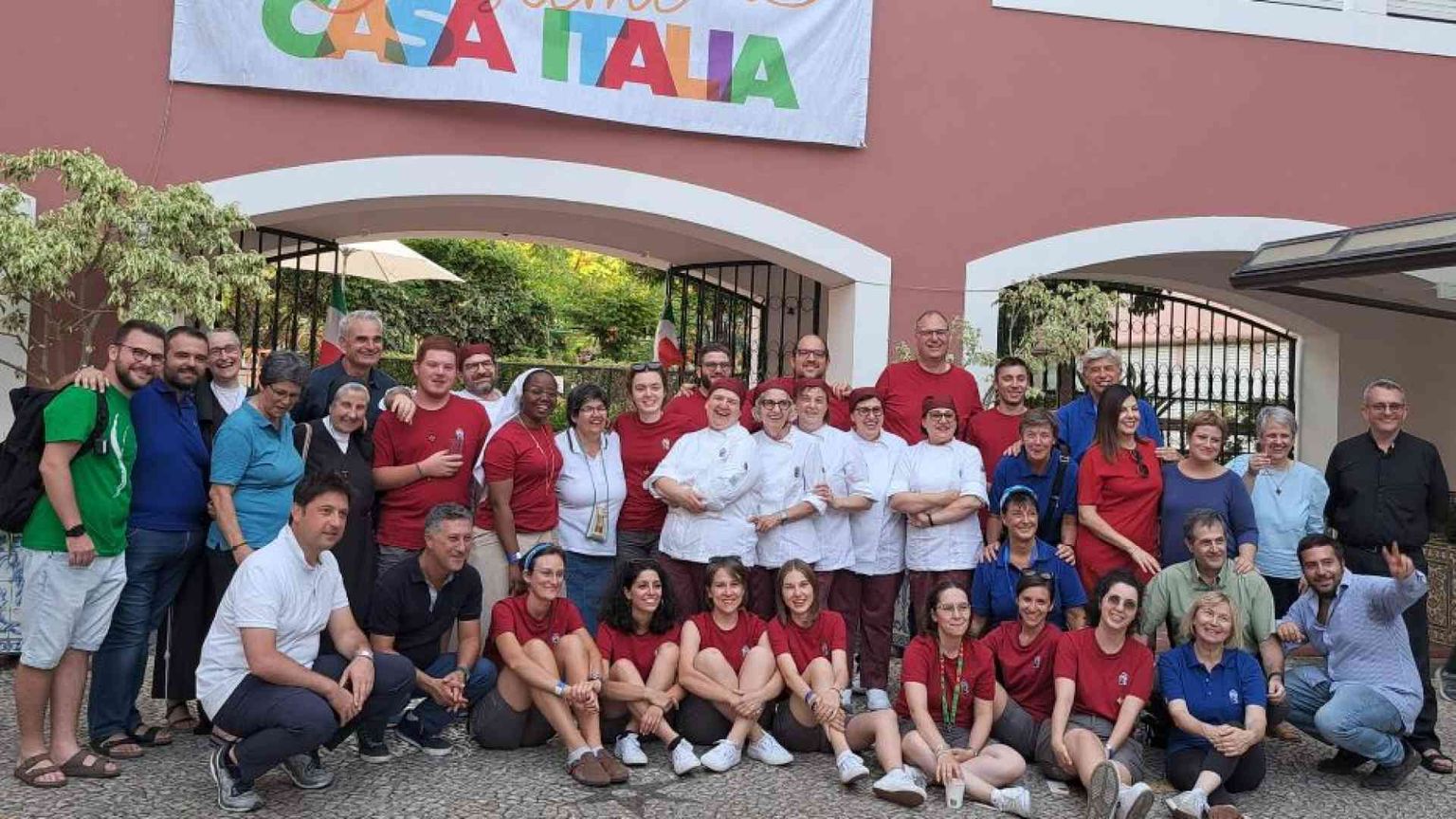 Foto di gruppo a Casa Italia prima della partenza