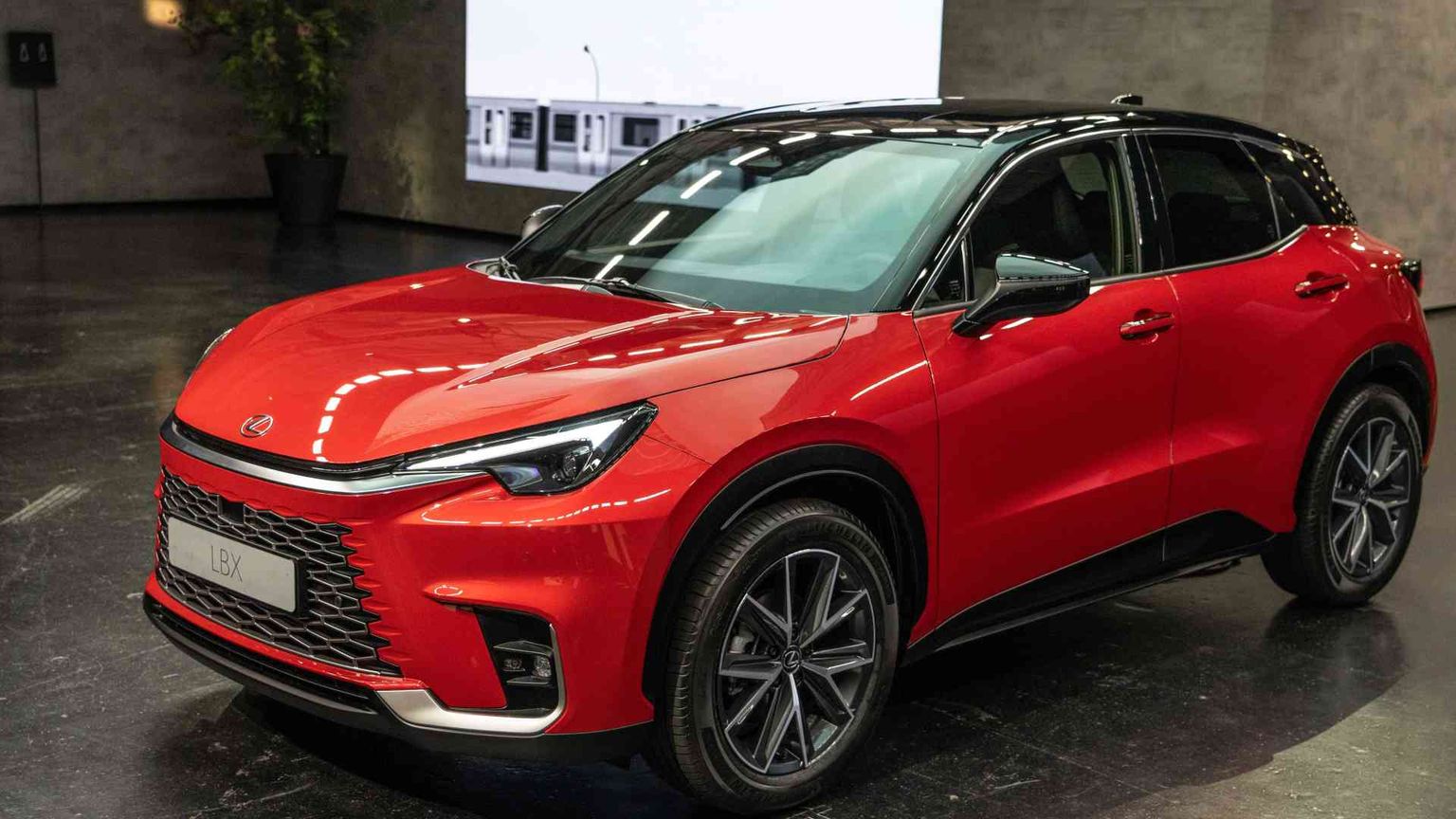 Lexus LBX, ecco la piccola crossover che non c'era