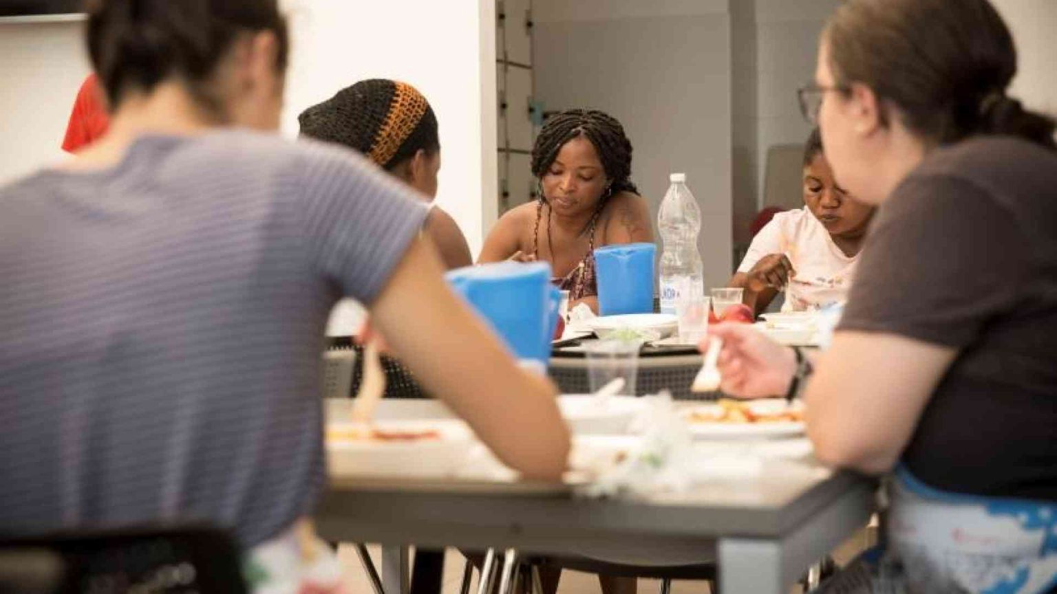 Un tetto, la mensa e visite mediche: così Torino aiuta i nuovi poveri