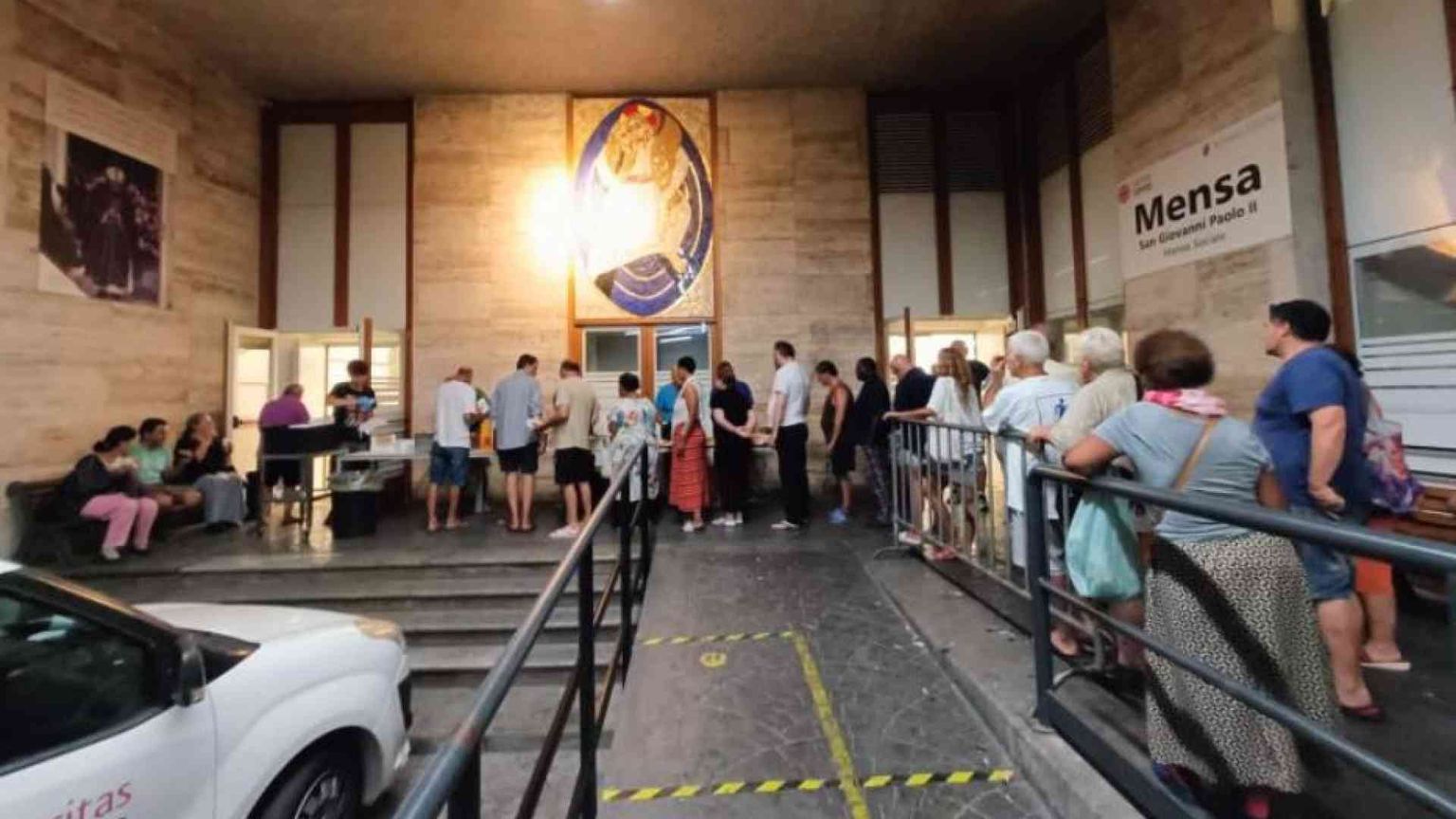 Senza dimora e ora pure senza reddito. In fila, a Roma, con i poveri