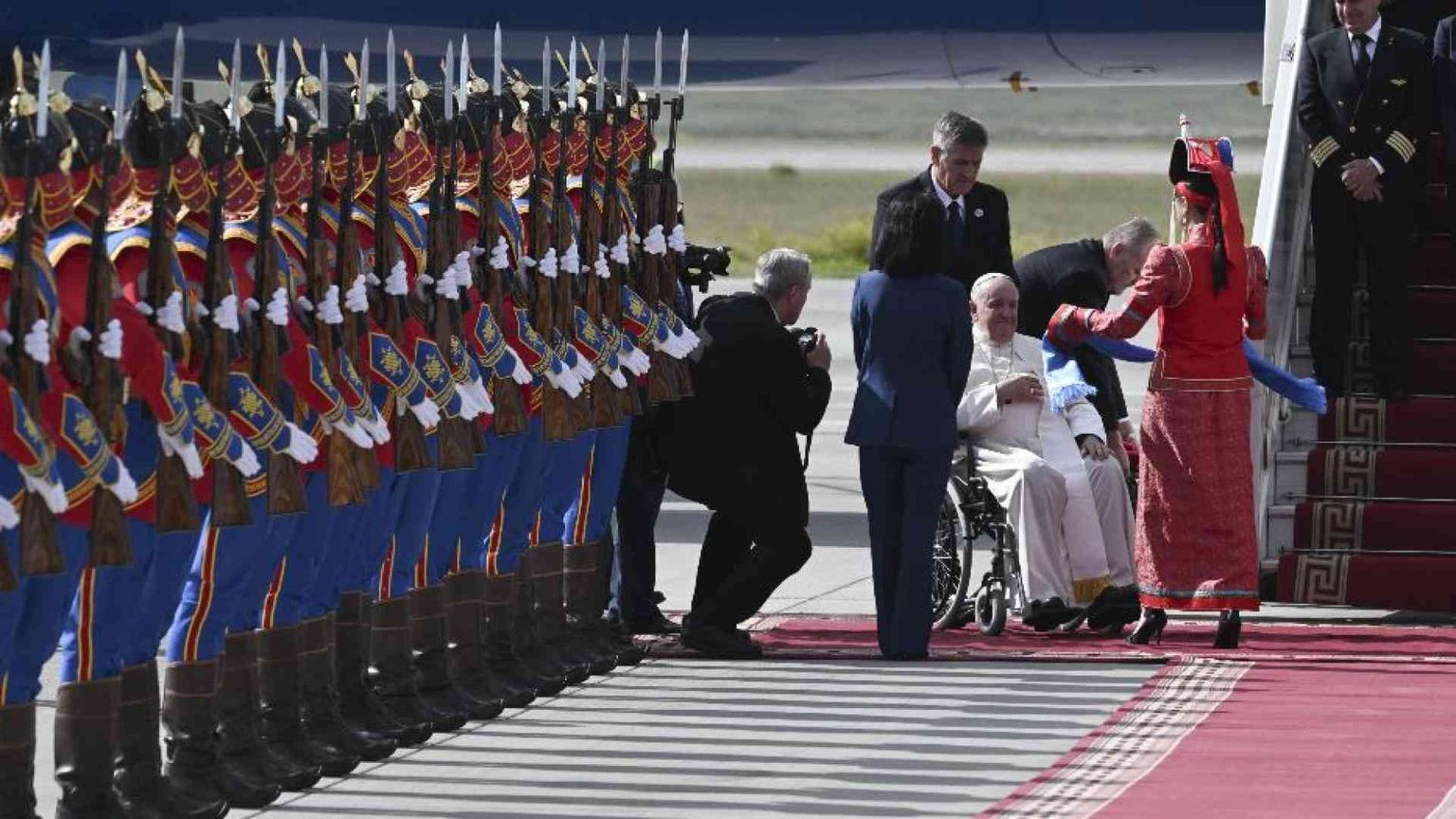 Papa Francesco è arrivato in Mongolia: "Un popolo piccolo in una terra grande"