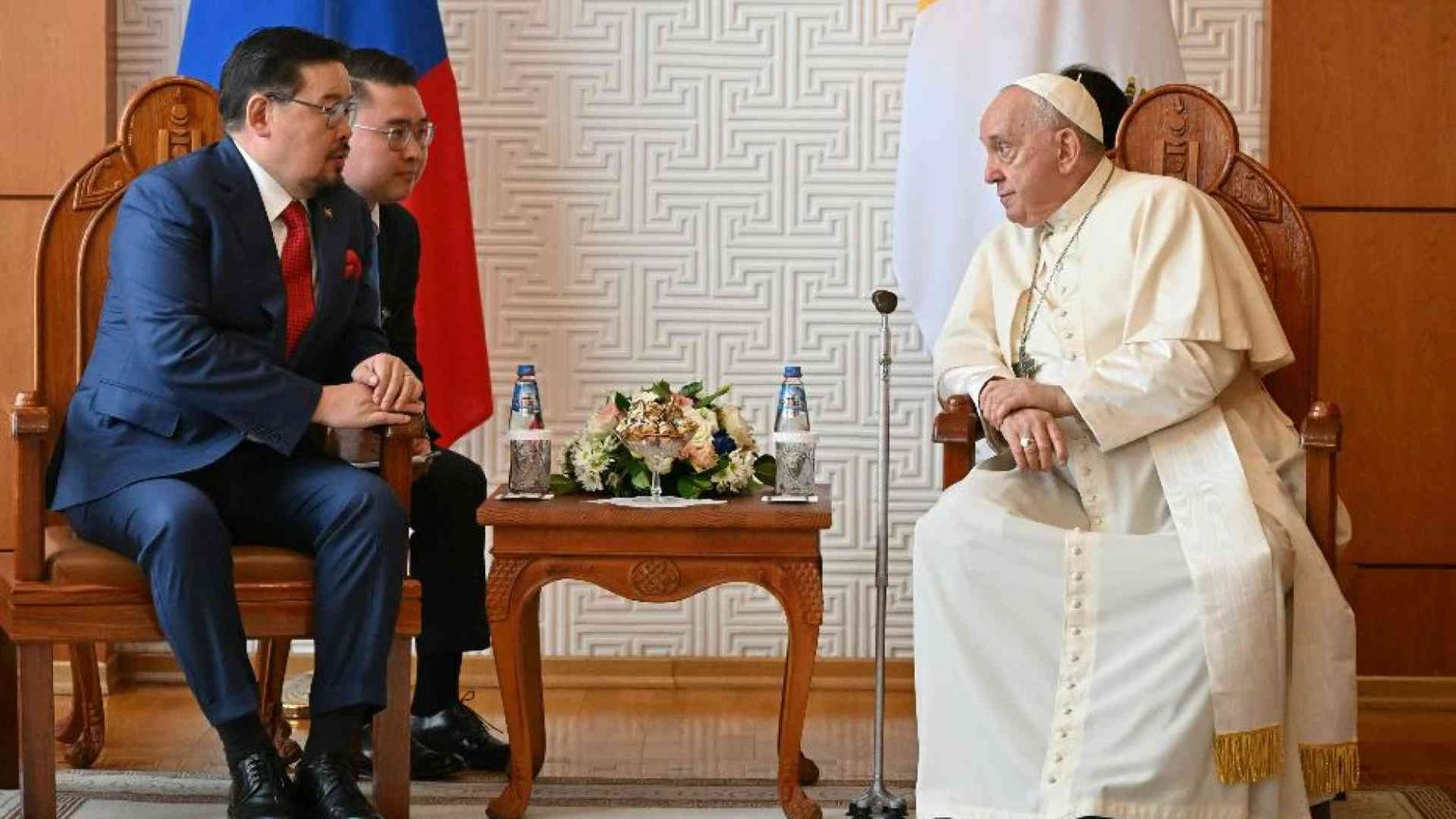 Il Papa in Mongolia: sul mondo regni l'assenza di conflitti