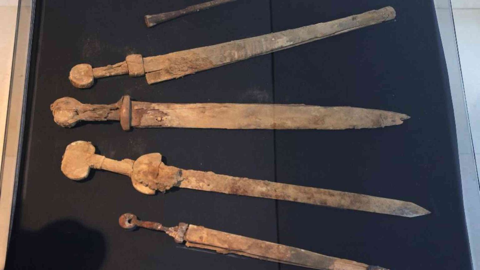 Scoperte spade romane in una grotta sul Mar Morto