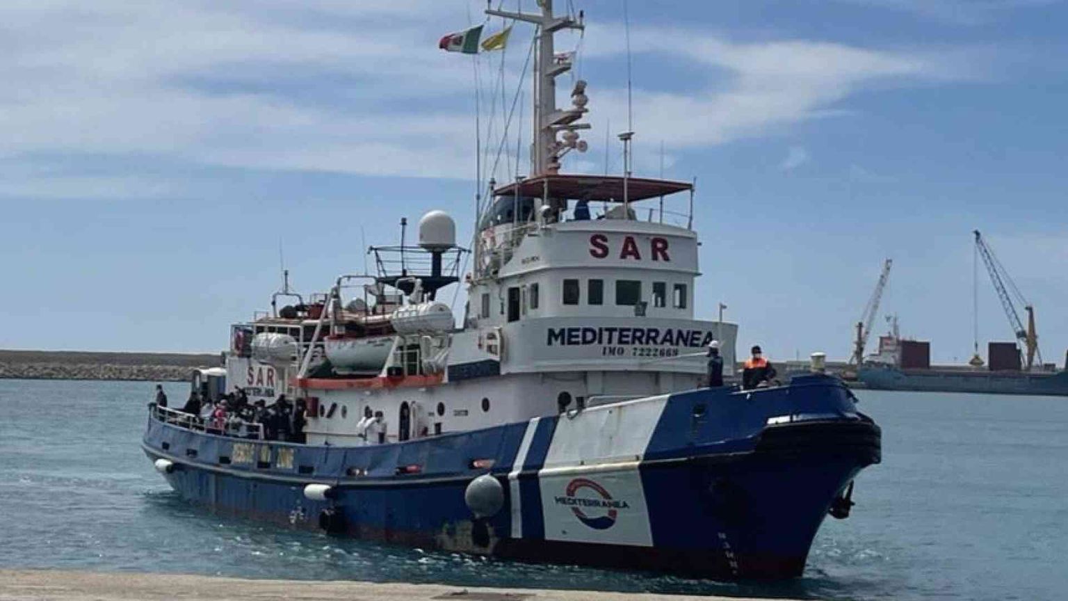 La "Mare Jonio" può navigare, ma per le autorità «non deve poter salvare»
