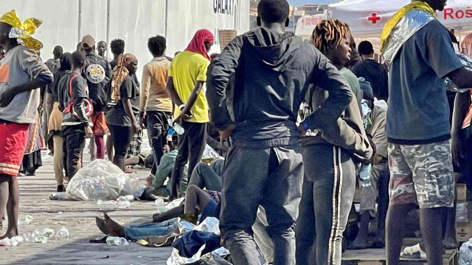A Lampedusa «un'apocalisse». Iniziati i trasferimenti