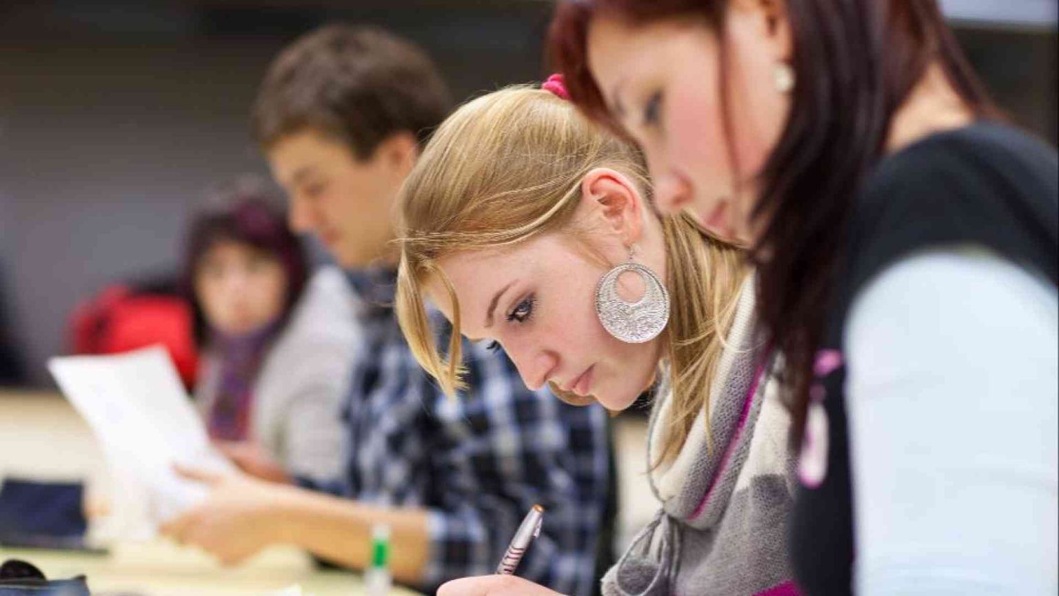 Giovani in fuga dall'Italia: «All'estero guadagnano il 41% in più»