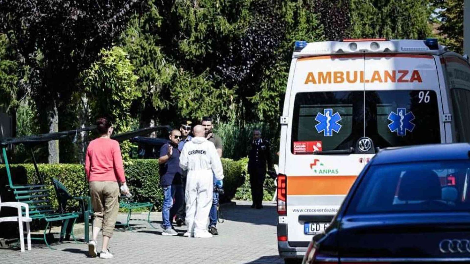 Uccide moglie, figlio 17enne e suocera e si suicida
