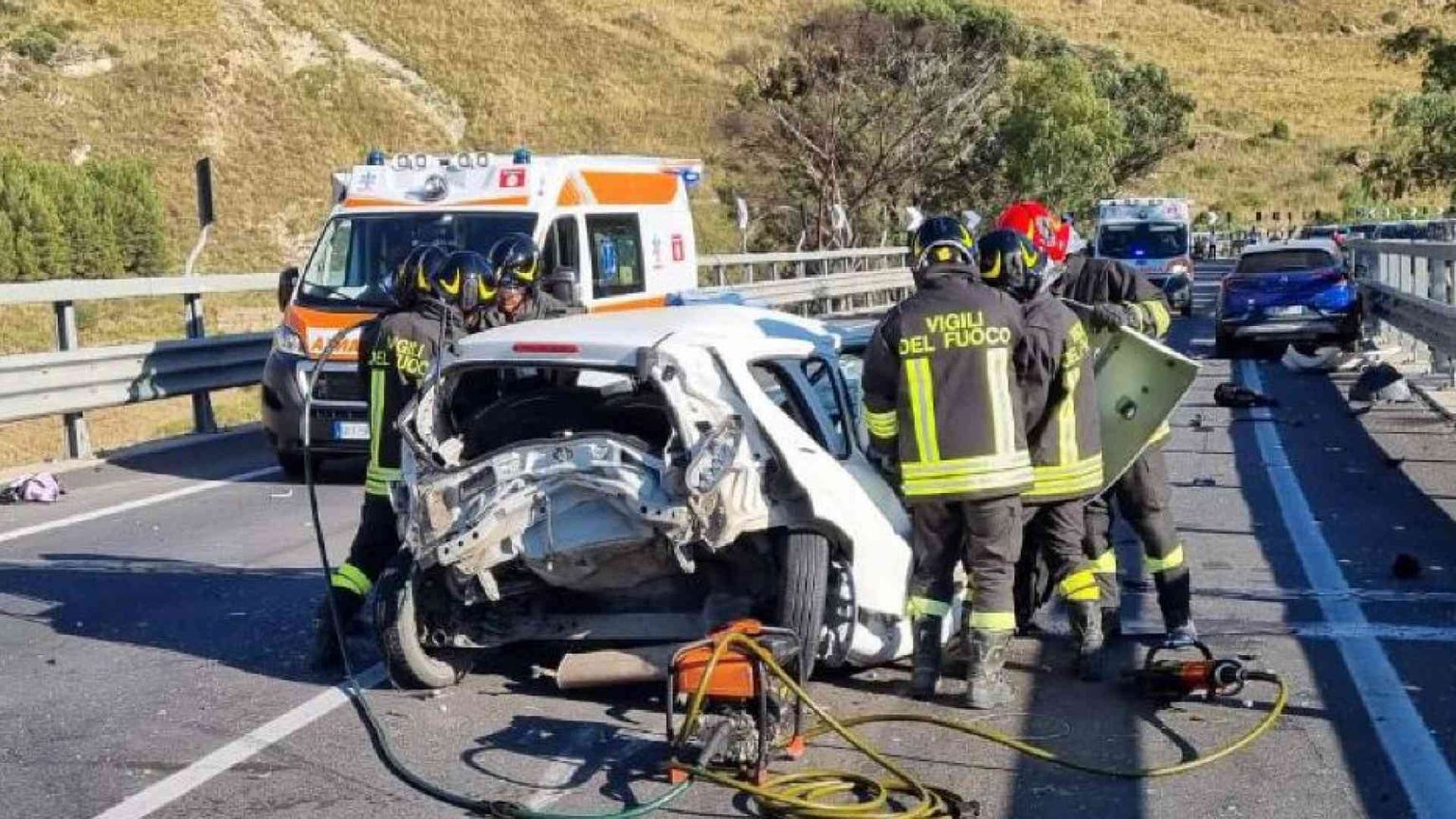 Madre e padre morti, bimbi salvi: quanto dolore a causa di un incosciente