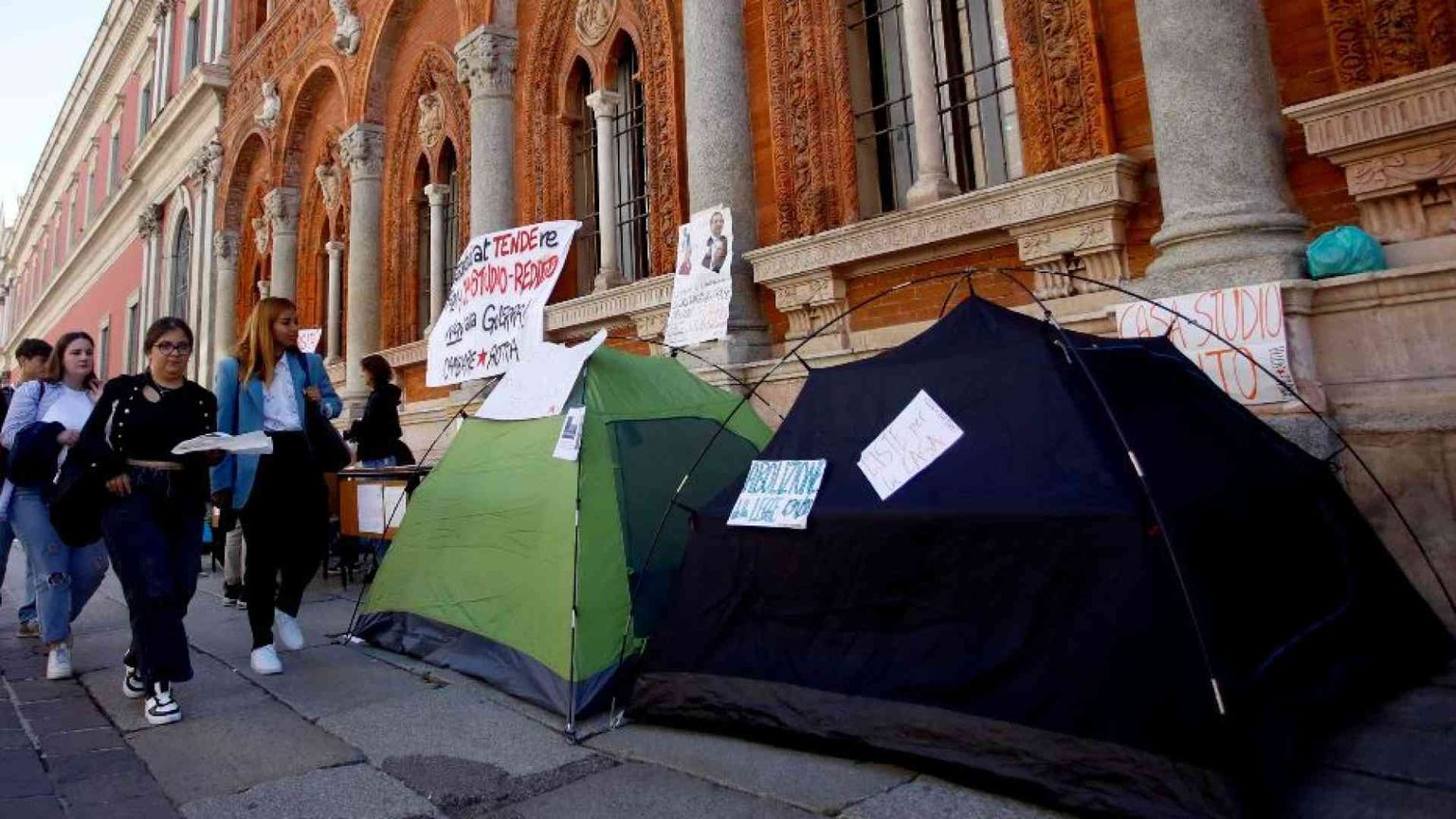 Case a 250 euro agli universitari di Milano. Le affitta la parrocchia