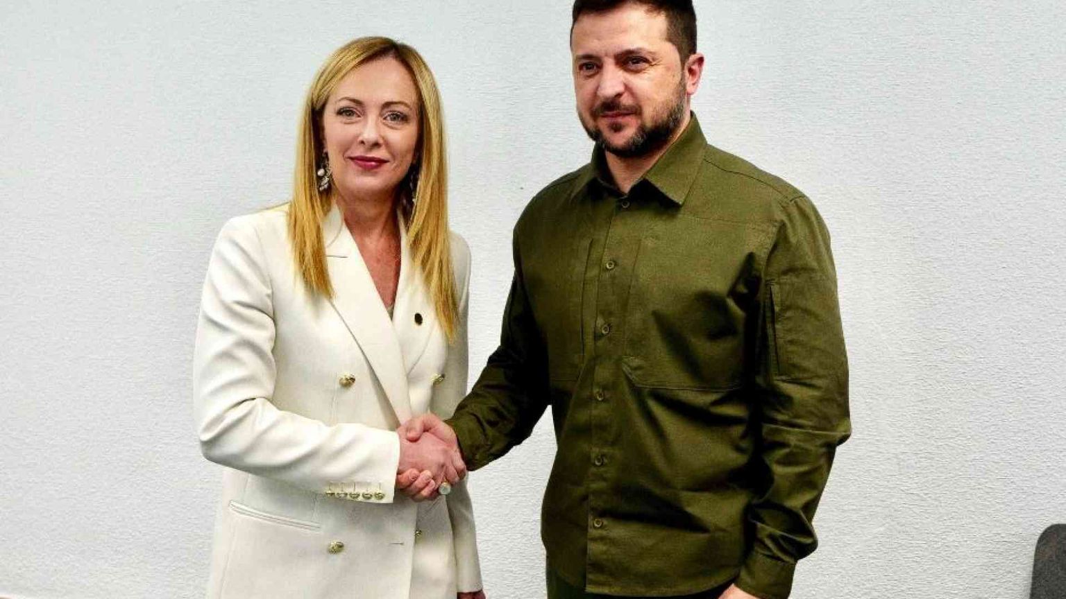 Meloni a Zelensky: pieno appoggio. Crosetto: su invii decide la Difesa