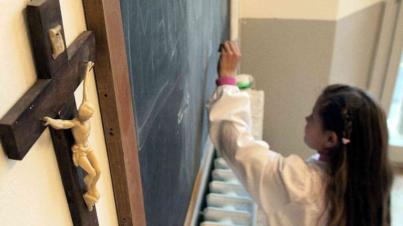 Preside toglie il crocifisso dalle aule. Raccolta di firme contro la decisione