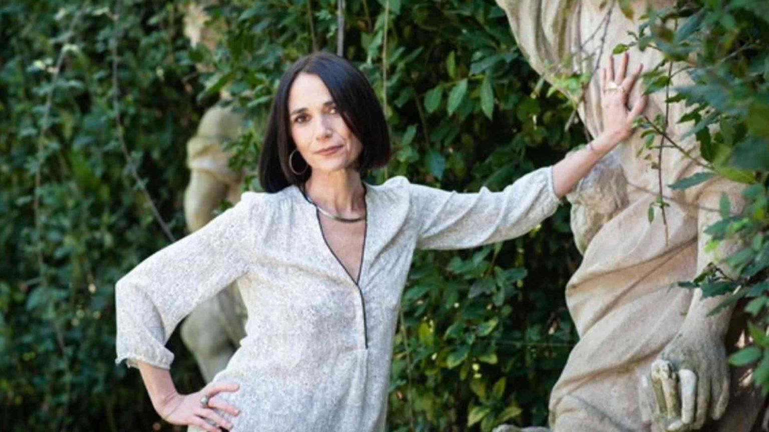 Lisa Ginzburg e la piuma in volo sull'origine