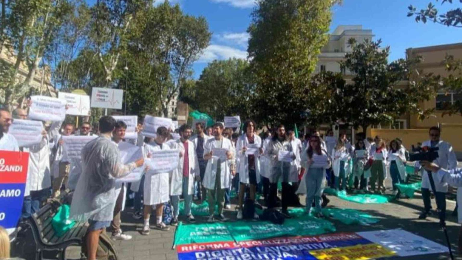 In corsia, tra i medici specializzandi: «Così veniamo sfruttati»