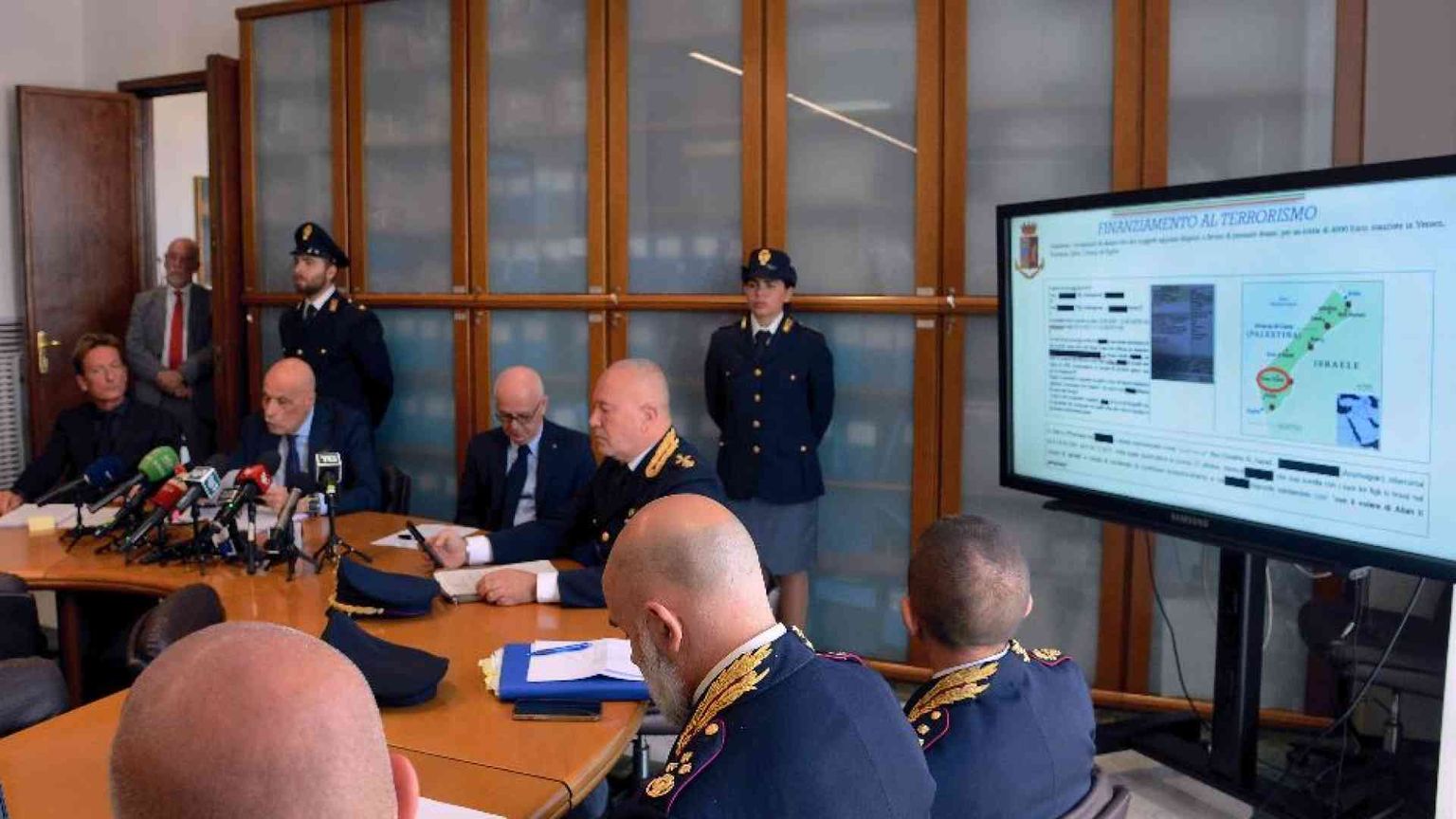 Il Viminale, la minaccia fluida e lo spettro del lupo solitario