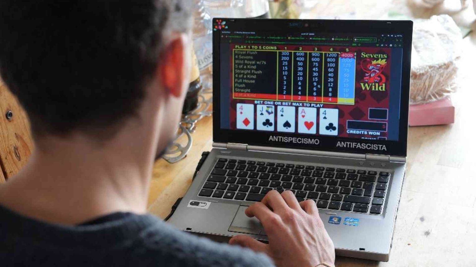 Con la paghetta, dal divano. La dipendenza dei ragazzini