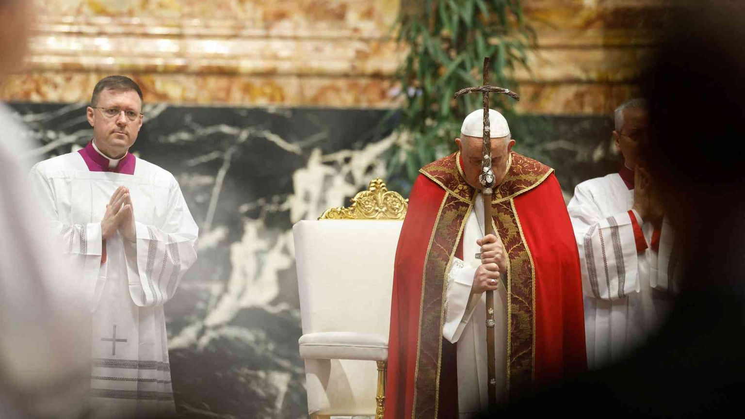 «Papa, cardinali e vescovi siano tutti umili lavoratori»