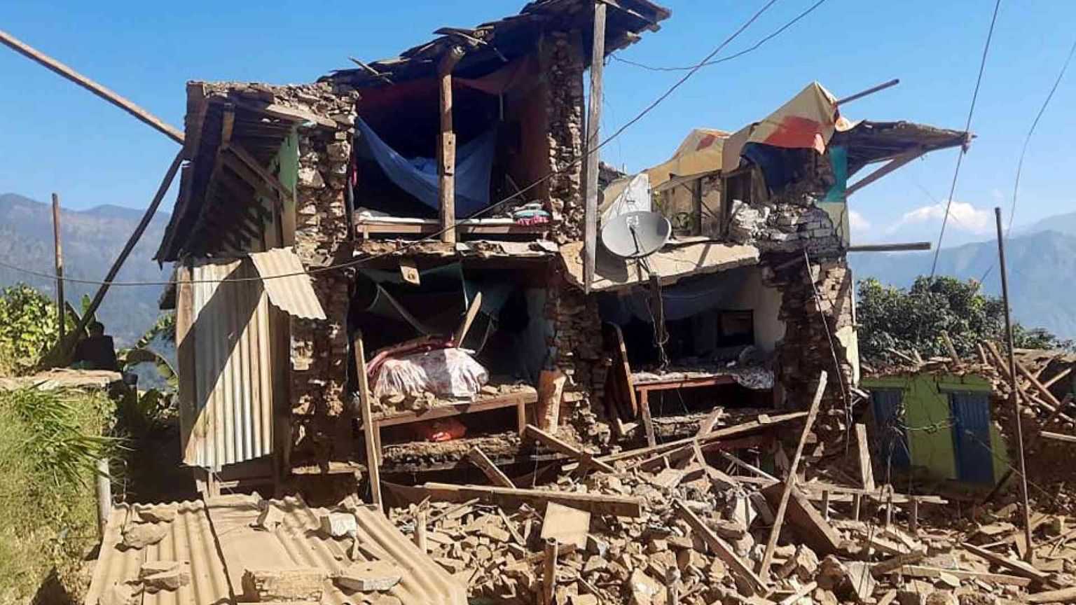 Un altro tremendo terremoto in Nepal: oltre 140 morti