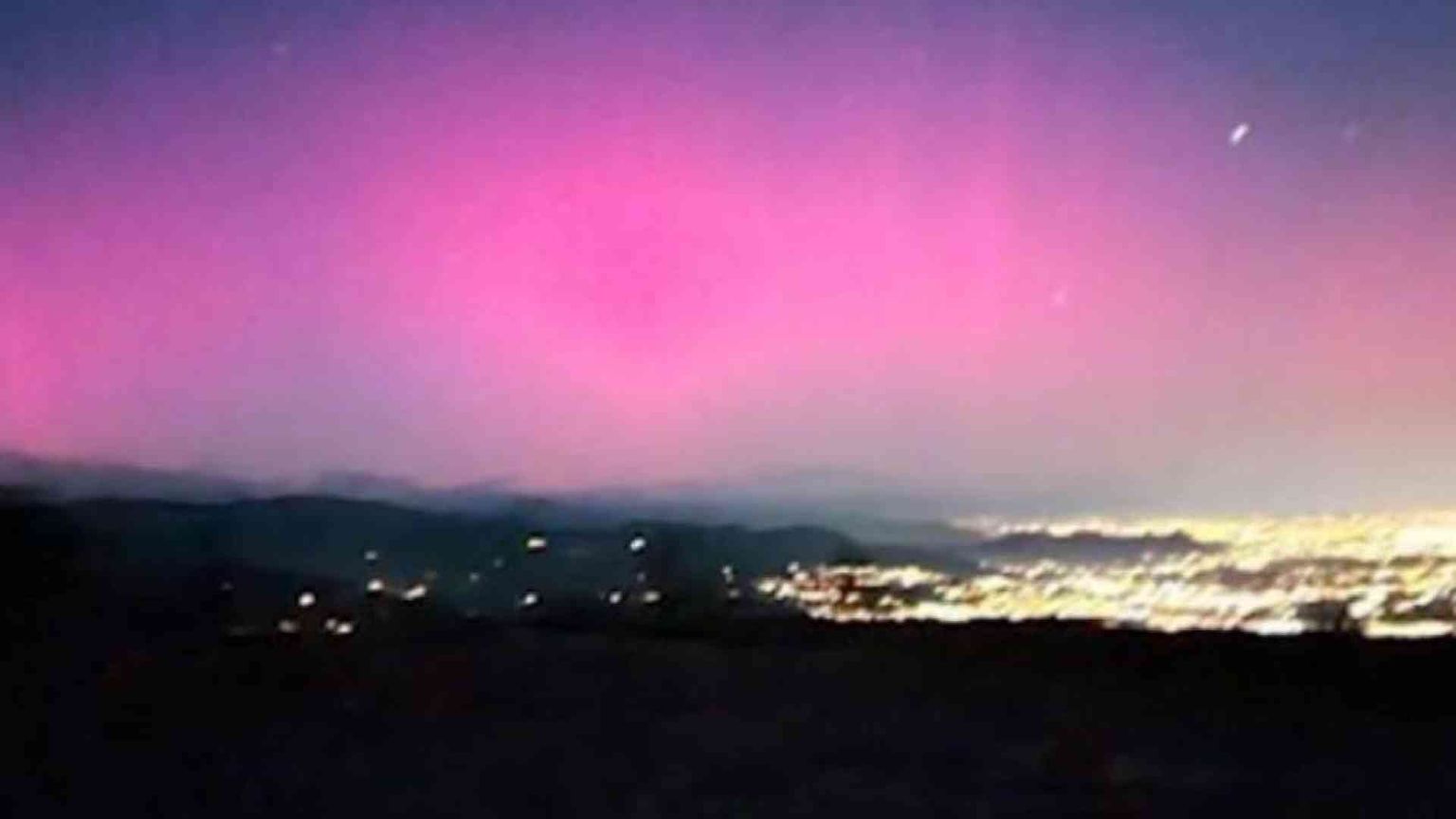 L'aurora boreale sulle Alpi: da cosa dipende (e perché è una rarità)
