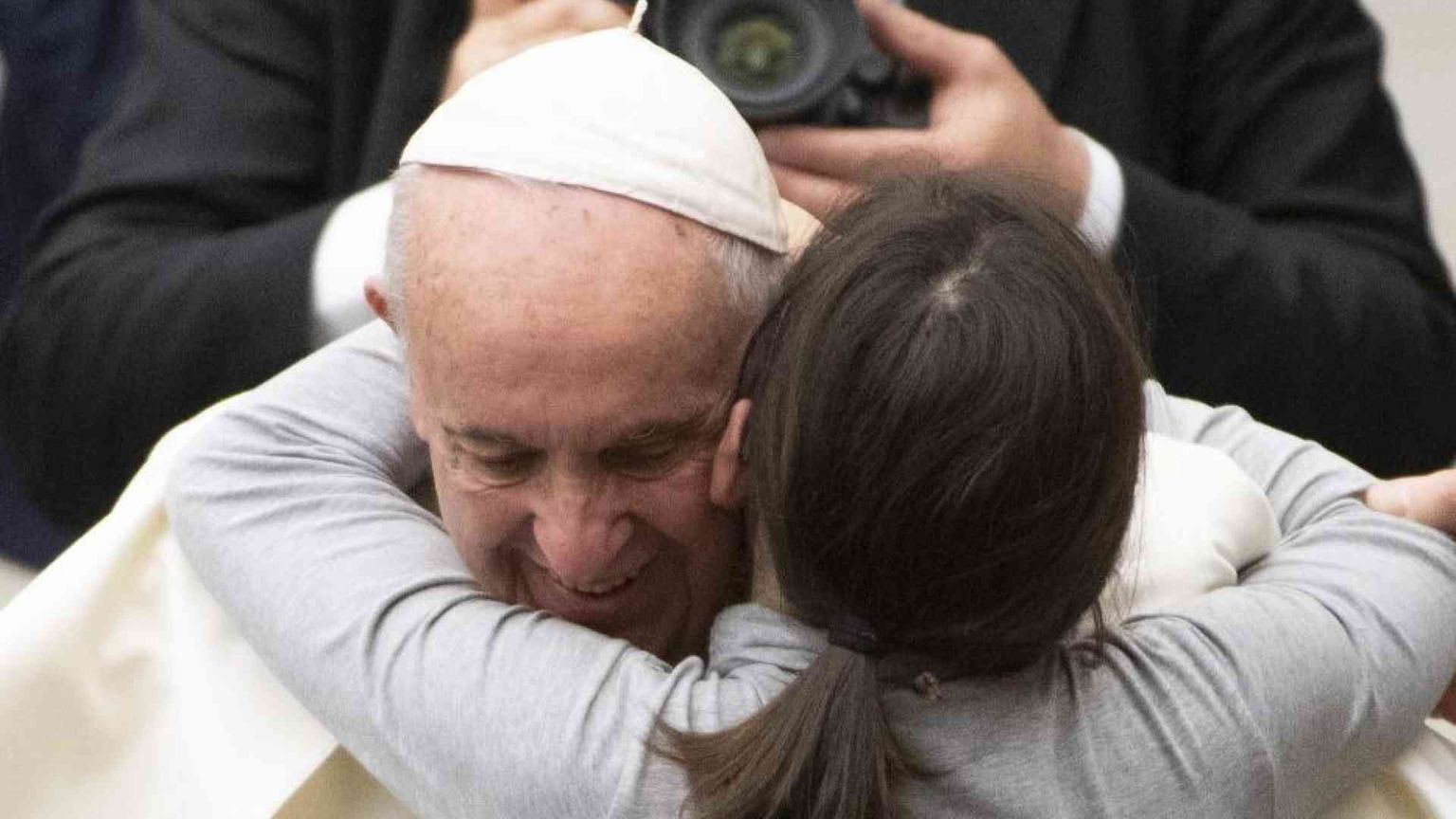 Il Papa: la violenza sulle donne è una gramigna, va estirpata dalla società