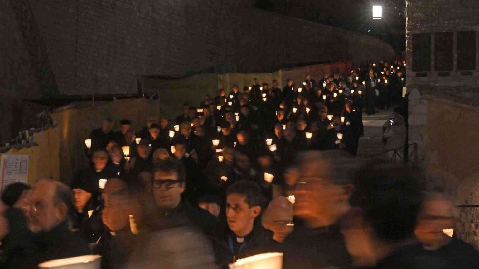 La preghiera dei vescovi ad Assisi: «Niente è perduto con la pace»