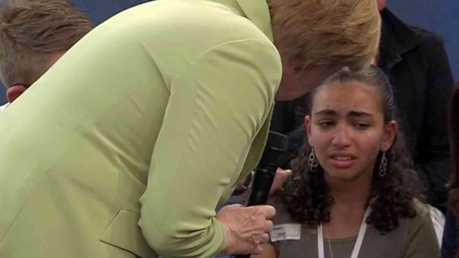 Pianse con Merkel, è contro Israele. Politici: «La palestinese va espulsa»