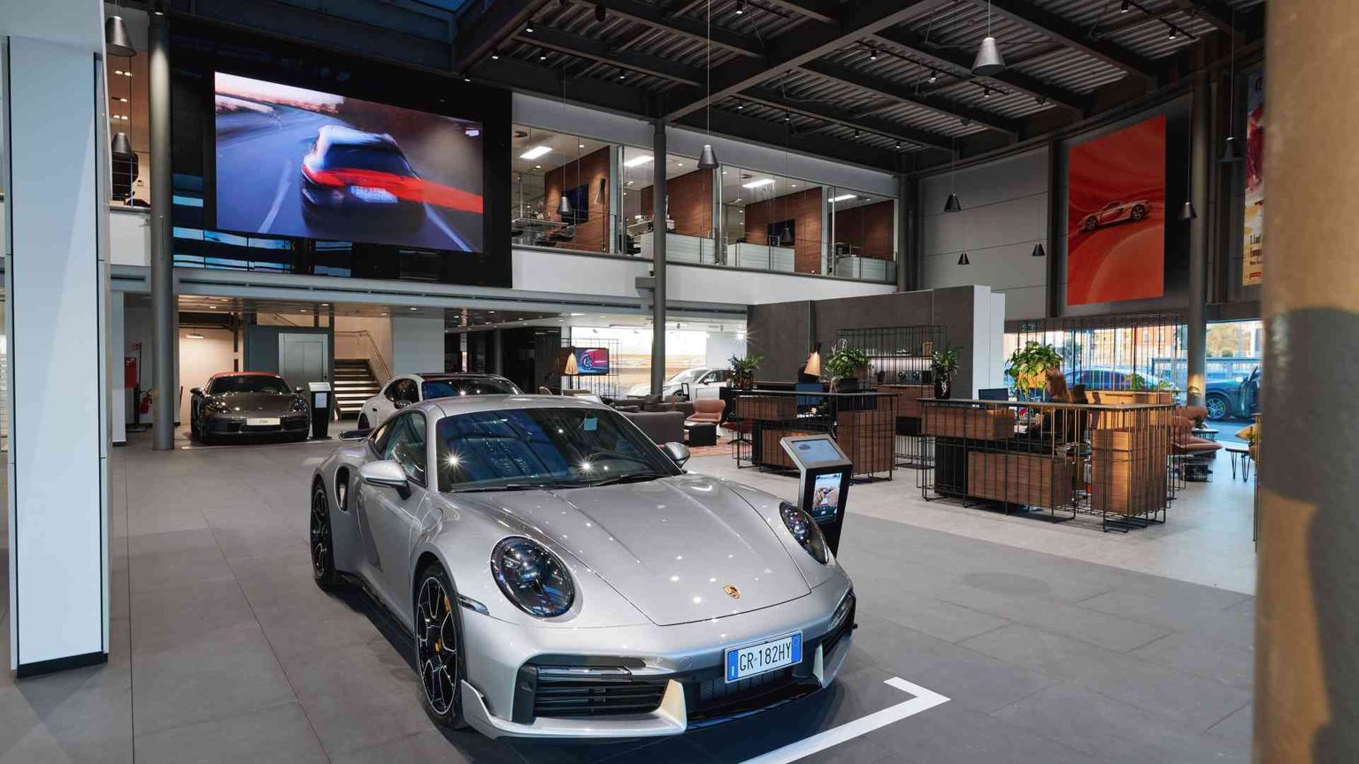 Dal prodotto al cliente, Milano apre a "Destination Porsche"
