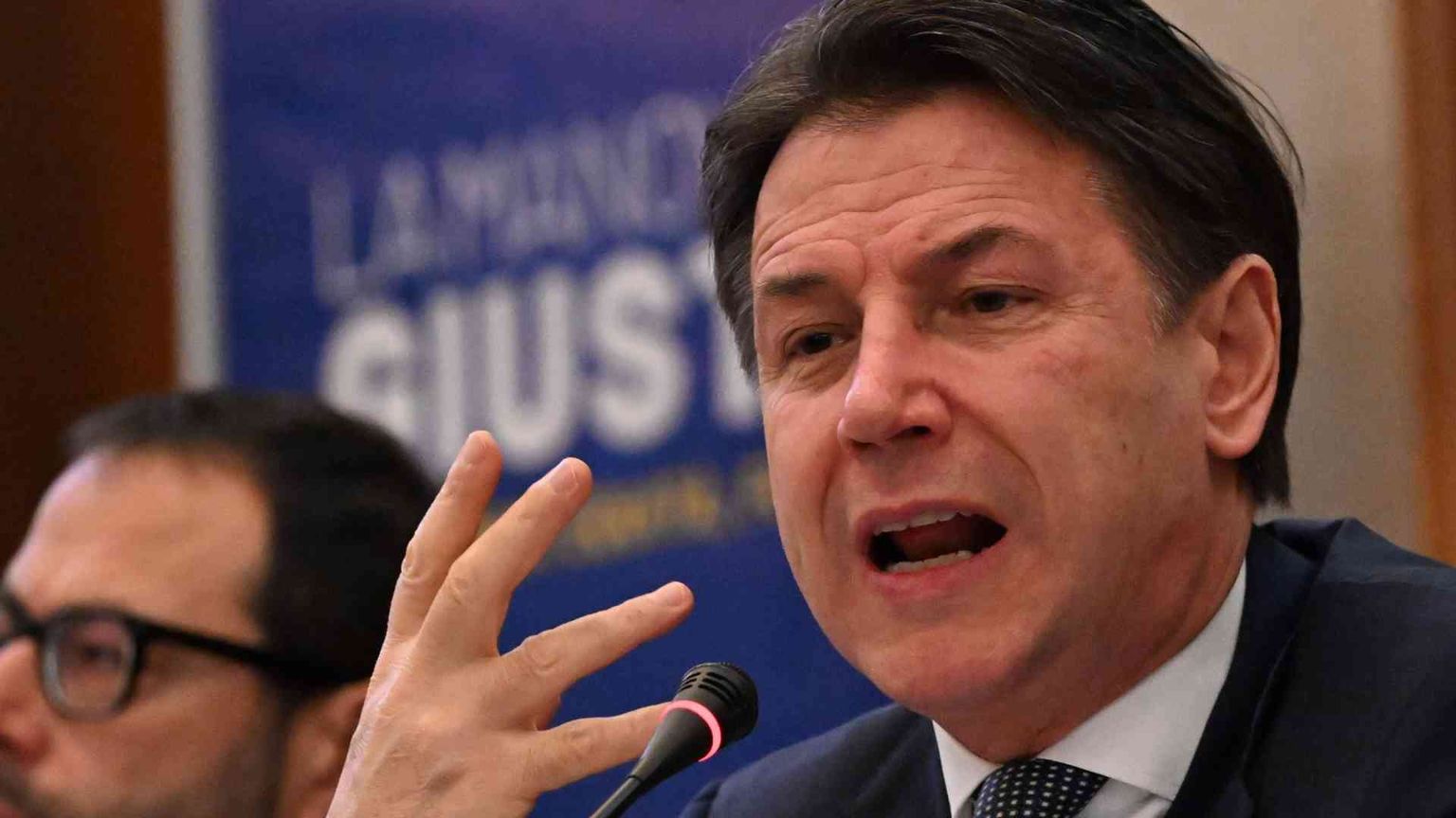 La ricetta M5S: stop ai tagli, sì al reddito di cittadinanza