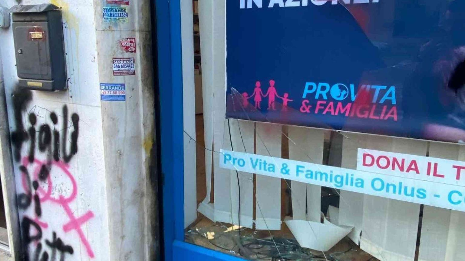 Una molotov nella sede di “Pro Vita & Famiglia”. La condanna di Meloni